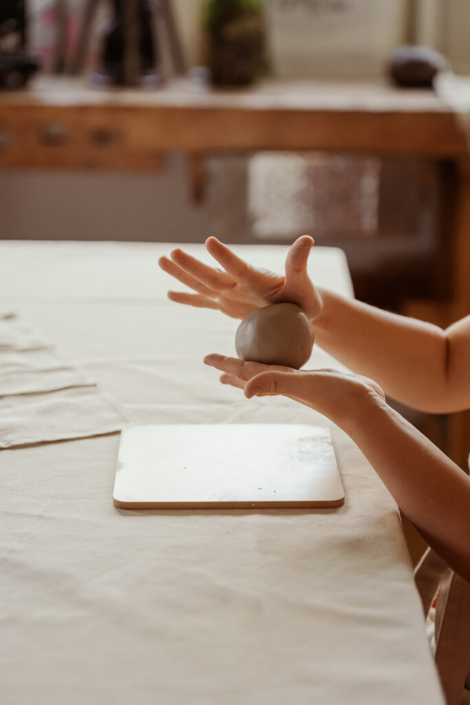 Séance atelier poterie enfants – découverte de la céramique artisanale à La Parenthèse Céramique