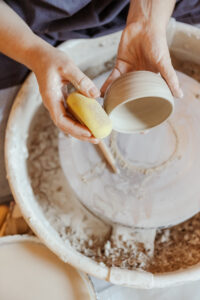 Anne-Sophie céramiste tournant une pièce au tour de potier à Herrlisheim-près-Colmar