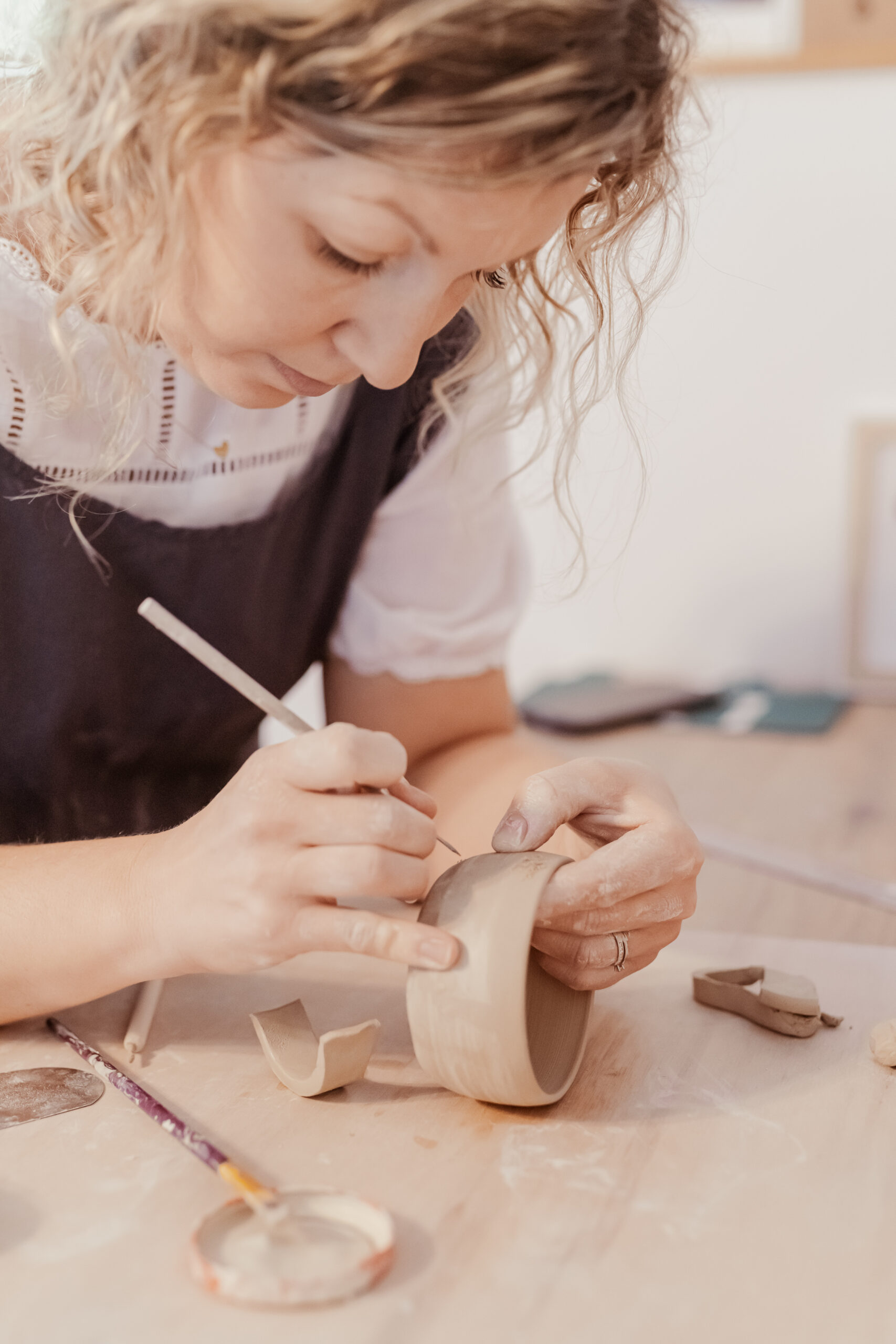 Assiettes en céramique artisanale émaillées, faites main en Alsace sur une table en bois